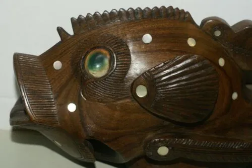 Rare South Pacific tribal Art Trobriand Mother Of Pearl Hand Carved Wd Fish 1A12
