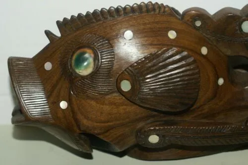 Rare South Pacific tribal Art Trobriand Mother Of Pearl Hand Carved Wd Fish 1A12