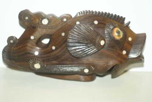 Rare South Pacific tribal Art Trobriand Mother Of Pearl Hand Carved Wd Fish 1A12