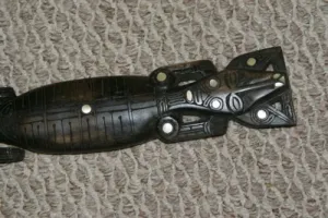 South Pacific Art hand carved Ebony Crocodile Alligator Effigy Mother Pearl 1A23